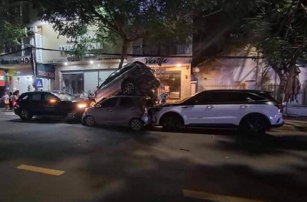 Ô tô chồng lên nhau sau cú tông liên hoàn ở Nha Trang: Công an truy tìm tài xế-1