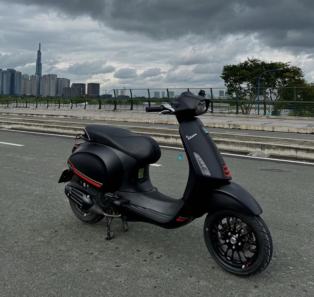 Cô gái trẻ bị thanh niên vỗ vai mấy cái, tỉnh lại mất xe Vespa-1