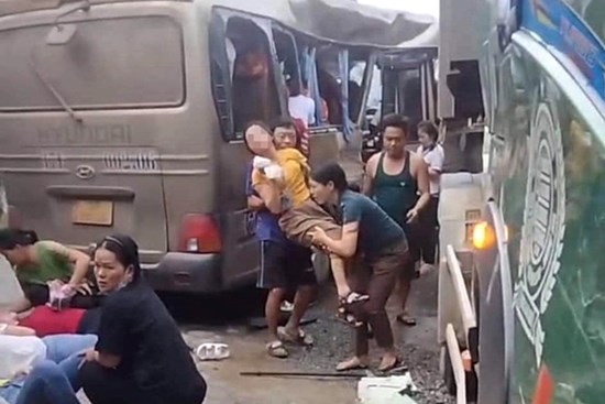 Xe chở công nhân đi làm va chạm với xe đầu kéo, 20 người bị thương