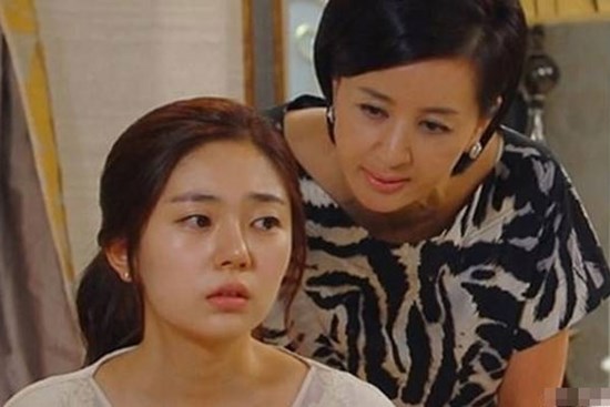 Vừa cưới hôm trước, hôm sau mẹ chồng đã đòi ngay tiền vàng của hồi môn