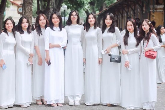 Học sinh trang điểm khi đến trường: Cấm hay không?