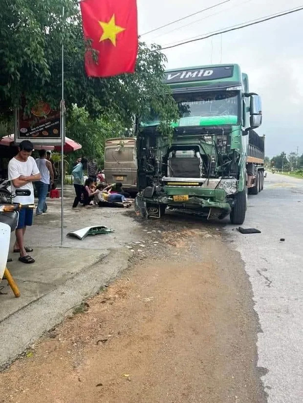 Camera vụ xe khách chở công nhân gặp nạn, 18 người bị thương-3