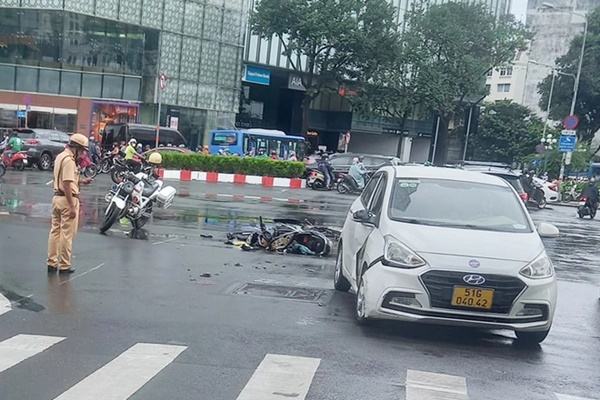 Xe máy vỡ nát sau cú va chạm với ôtô ở trung tâm TP.HCM-1