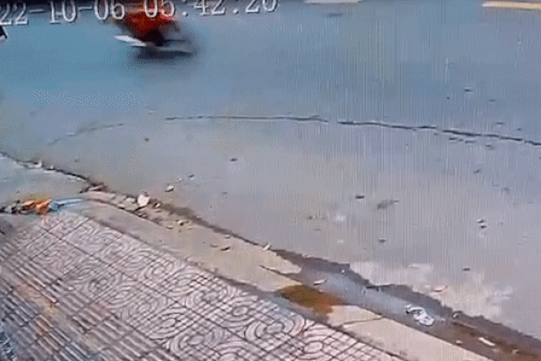 Con gái ngã lộn cổ ngay trước mặt, phản ứng của ông bố khiến ai cũng phẫn nộ-1