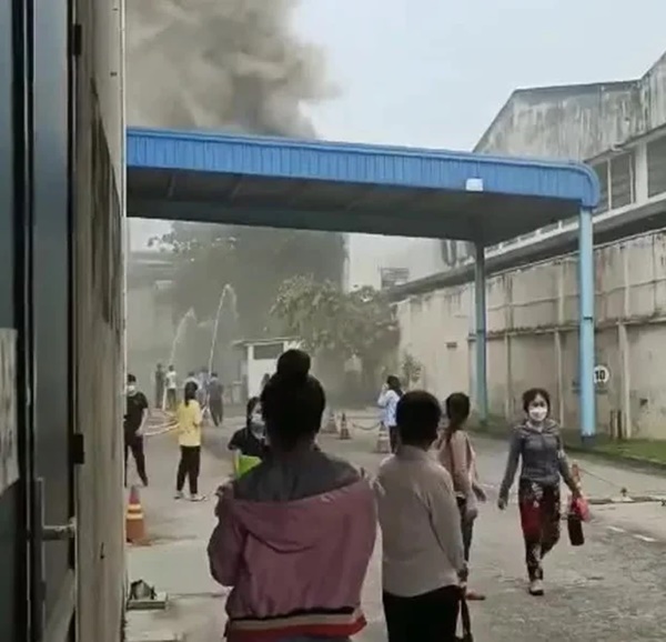 Sau tiếng nổ lớn ở 1 công ty, khói bao trùm bầu trời KCN Sóng Thần 2-1