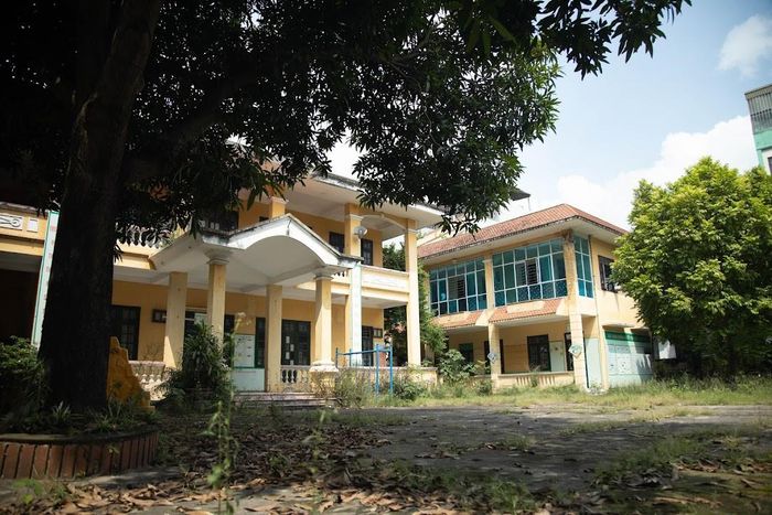Kỳ lạ ở nơi bốc thăm suất học mầm non Hà Nội: Trường đang bỏ hoang cho cỏ mọc-11