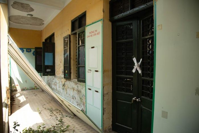 Kỳ lạ ở nơi bốc thăm suất học mầm non Hà Nội: Trường đang bỏ hoang cho cỏ mọc-5