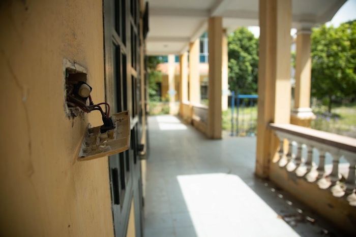 Kỳ lạ ở nơi bốc thăm suất học mầm non Hà Nội: Trường đang bỏ hoang cho cỏ mọc-13