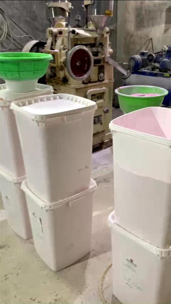 Hà Nội: Kinh hoàng xưởng sản xuất thuốc bằng phụ gia thực phẩm, sử dụng công nghệ xô chậu-2