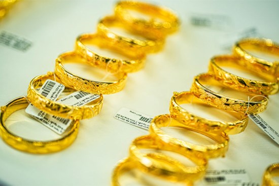 Giá vàng hôm nay 7/10: Vàng giảm mạnh, mất 700 nghìn đồng/lượng