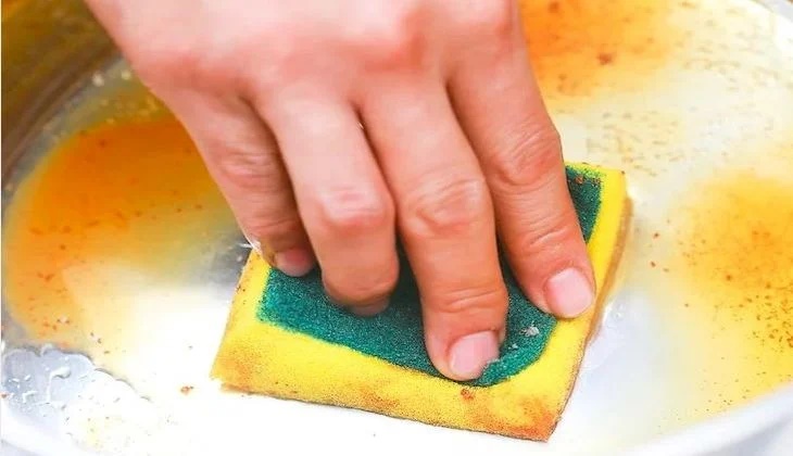 5 mẹo giúp đánh bay vết bẩn trên nồi sau khi nấu kẹo, thắng đường-1