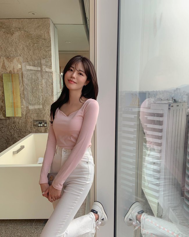 11 cách mặc áo thun mỏng sành điệu từ đi làm đến đi chơi-2