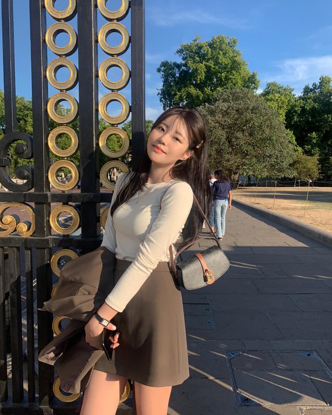 11 cách mặc áo thun mỏng sành điệu từ đi làm đến đi chơi-5