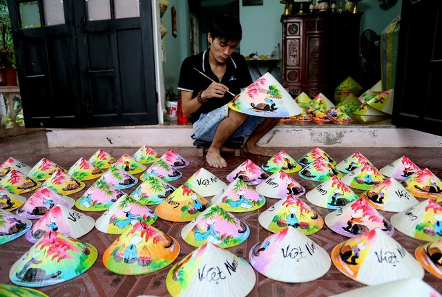Nón lá - biểu tượng của quê hương Việt Nam, được lồng ghép vào nghệ thuật dân gian. Chàng trai Huế với những chiếc nón lá tinh xảo, sẽ khiến bạn say đắm trong một thế giới nghệ thuật mới lạ và đầy màu sắc. Hãy đến Huế để tìm hiểu về nón lá và những câu chuyện xung quanh nó.