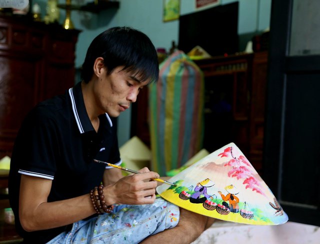 Độc đáo những chiếc nón lá in hình quê hương từ đôi tay nghệ thuật của chàng trai 9X xứ Huế-5