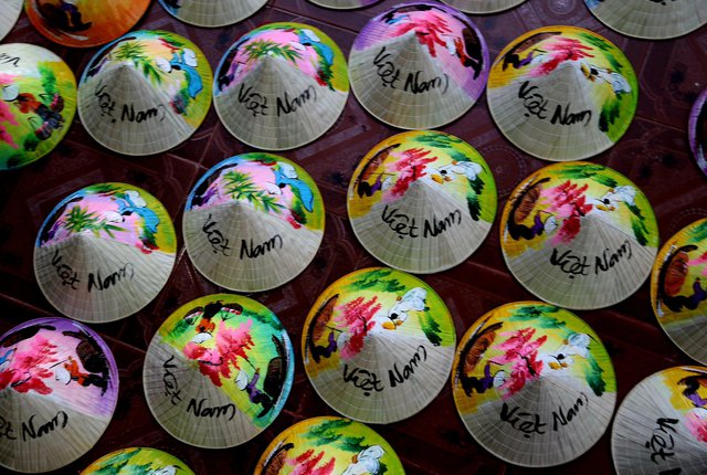 Độc đáo những chiếc nón lá in hình quê hương từ đôi tay nghệ thuật của chàng trai 9X xứ Huế-7