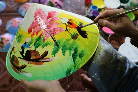 Độc đáo những chiếc nón lá in hình quê hương từ đôi tay nghệ thuật của chàng trai 9X xứ Huế