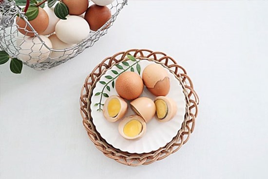 Học người Hàn cách làm trứng nướng muối bằng nồi cơm điện vừa dễ vừa ngon