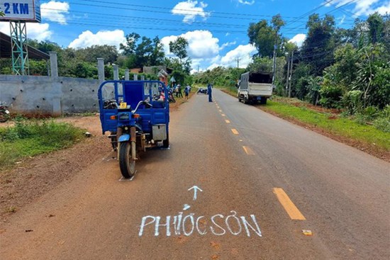 Xót xa bé trai 7 tuổi bị xe ba gác tông tử vong tại chỗ