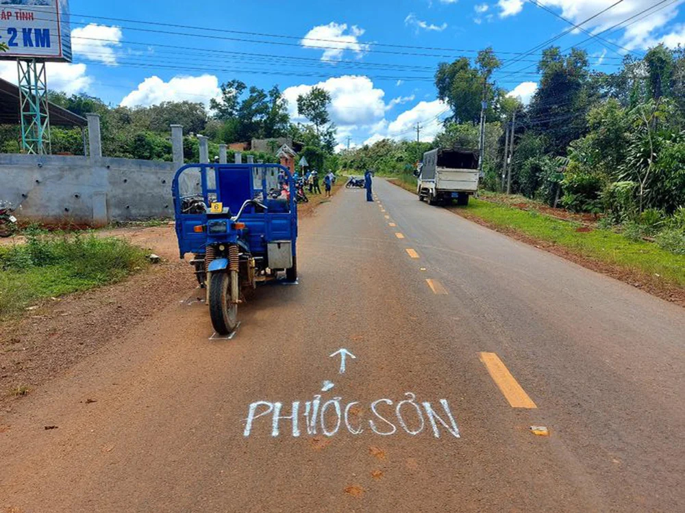 Xót xa bé trai 7 tuổi bị xe ba gác tông tử vong tại chỗ-1