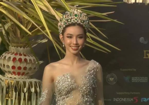 Thùy Tiên lần đầu đội vương miện mới của Miss Grand International 2022, hợp đến khó tin-8