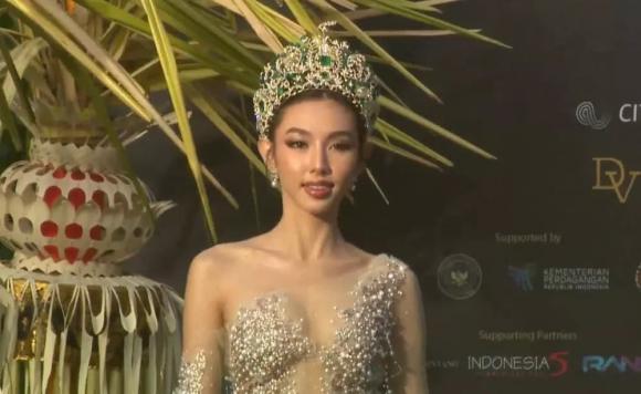 Thùy Tiên lần đầu đội vương miện mới của Miss Grand International 2022, hợp đến khó tin-9