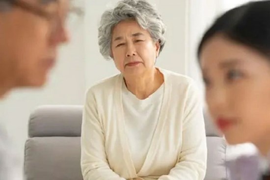 Vào ngày chia tài sản, chúng tôi bất ngờ với sự có mặt của cô hàng xóm
