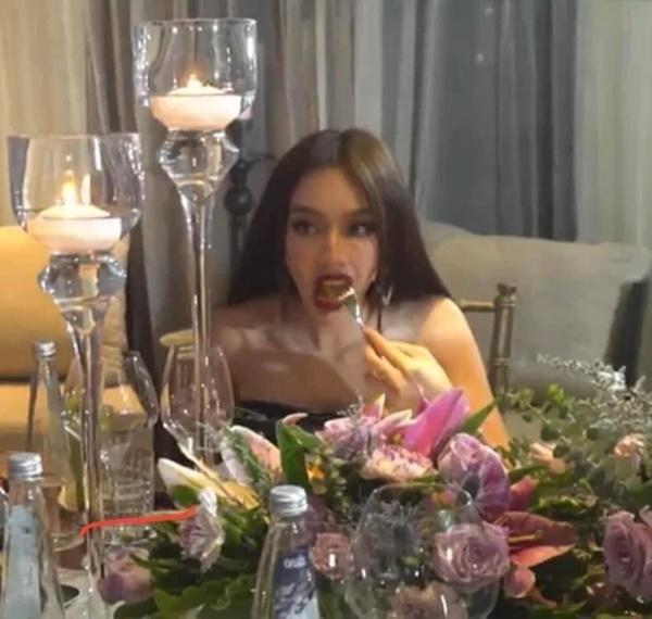 Hoa hậu Thùy Tiên và những khoảnh khắc ăn uống bình dị đáng yêu-1