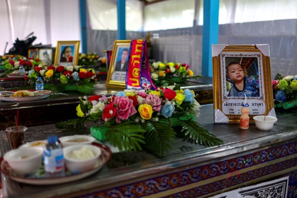 Quốc vương Thái Lan chia sẻ nỗi đau với gia đình nạn nhân vụ xả súng-1