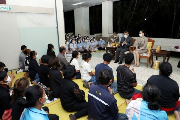 Quốc vương Thái Lan chia sẻ nỗi đau với gia đình nạn nhân vụ xả súng-2