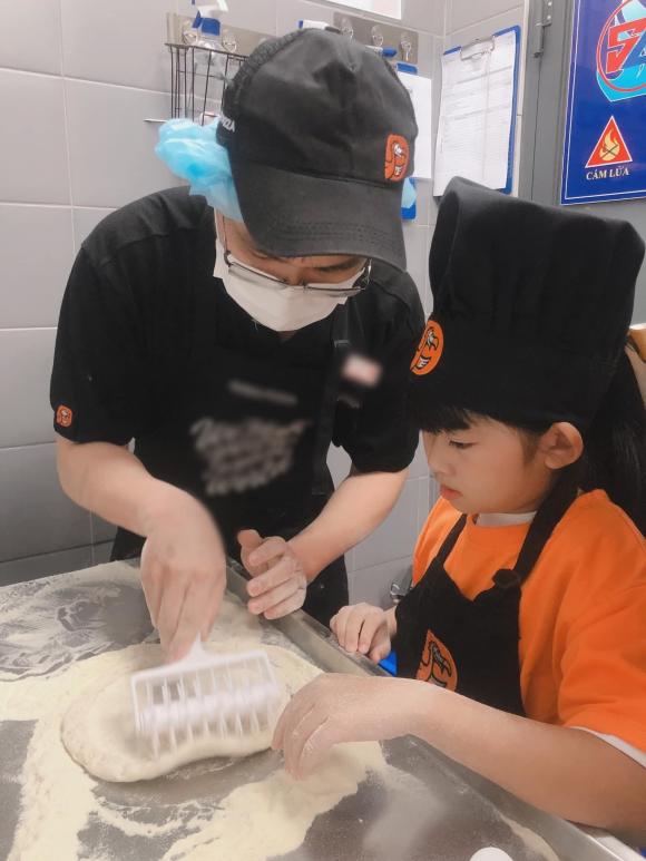 Con gái Mai Phương được trải nghiệm làm bánh ngày cuối tuần, hé lộ cách dạy dỗ của bảo mẫu-1