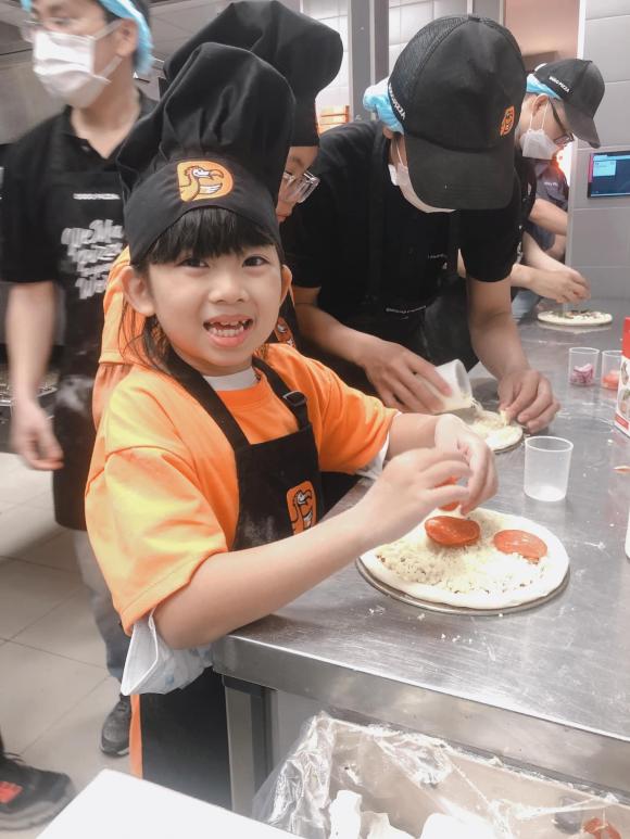 Con gái Mai Phương được trải nghiệm làm bánh ngày cuối tuần, hé lộ cách dạy dỗ của bảo mẫu-2