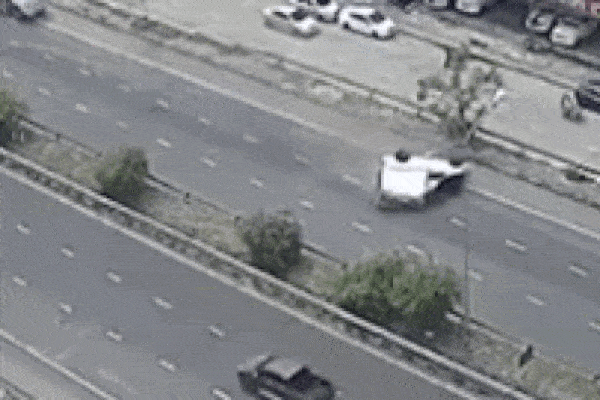 Video: Xe bán tải làm xiếc lật nghiêng 20m và cái kết không thể may mắn hơn