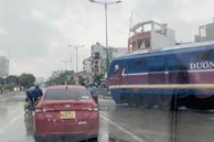 Tàu hỏa dừng khẩn cấp ở TP.HCM vì thanh chắn không đóng