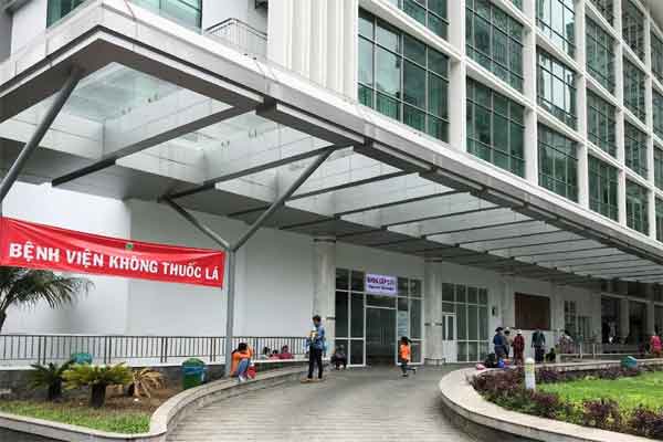 Bé 1 tuổi nguy kịch vì uống nhầm chai xăng để trong tủ lạnh-1