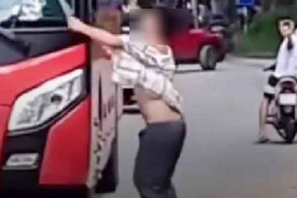 Nam thanh niên tay cầm 2 dao, lao ra quốc lộ chém vỡ nhiều gương ôtô-1