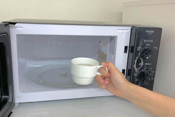 Dùng thứ nước này, mọi cặn bẩn hay vết cháy bám trên bàn là đều bị đánh bay trong vài phút-11