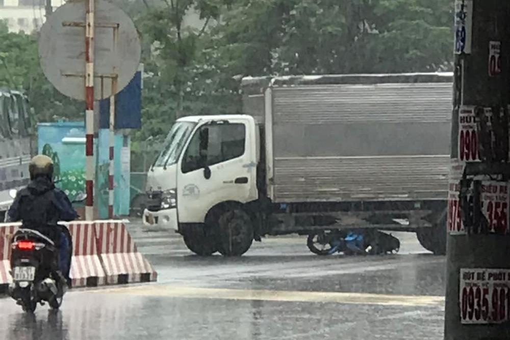 Người đàn ông thoát chết hi hữu khi chạy xe máy chui tọt qua gầm ô tô-1