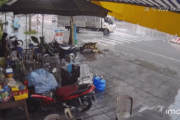 Bị cuốn vào gầm xe tải, người đàn ông thoát chết thần kỳ-1