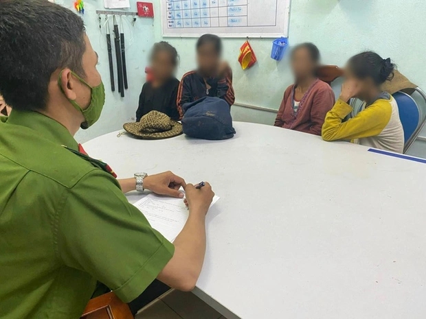 4 phụ nữ đi ăn xin bị nghi oan bắt cóc trẻ em ở Huế-1