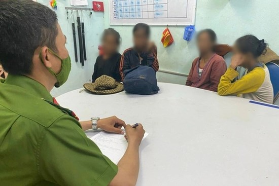 4 phụ nữ đi ăn xin bị nghi oan bắt cóc trẻ em ở Huế