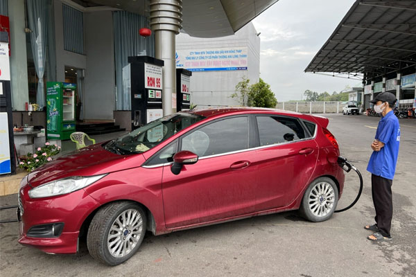 Nhiều cây xăng chỉ bán tối đa 30.000 đồng/xe máy và 200.000 đồng/ôtô-1