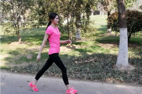 Người phụ nữ 36 tuổi kiên trì chạy 3km mỗi ngày, sau 1 năm, cơ thể thay đổi ngạc nhiên-1