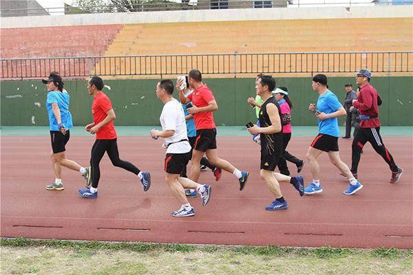 Người phụ nữ 36 tuổi kiên trì chạy 3km mỗi ngày, sau 1 năm, cơ thể thay đổi ngạc nhiên-4