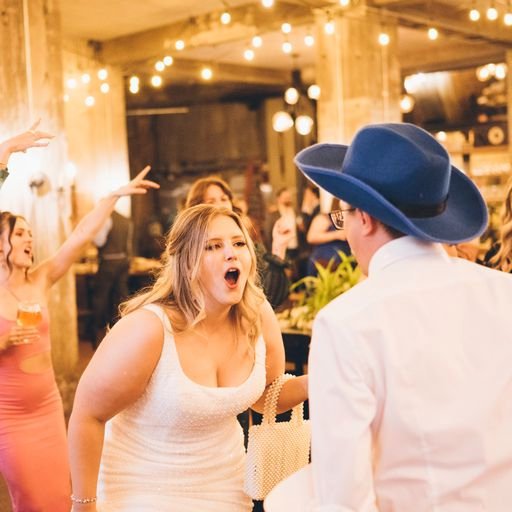 Đến dự tiệc đính hôn, gia đình và bạn bè ngỡ ngàng với tuyên bố về lời nói dối của cô dâu chú rể!-6