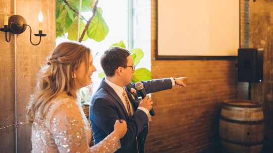 Đến dự tiệc đính hôn, gia đình và bạn bè ngỡ ngàng với tuyên bố về lời nói dối của cô dâu chú rể!-2