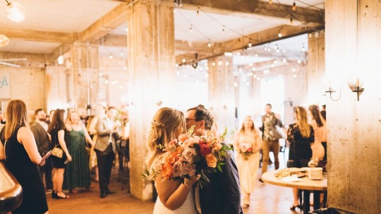 Đến dự tiệc đính hôn, gia đình và bạn bè ngỡ ngàng với tuyên bố về lời nói dối của cô dâu chú rể!-5