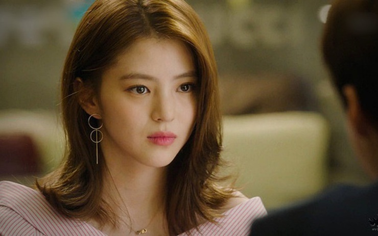 Tôi bắt vợ nghỉ việc về quê sống sau 1 tháng thấy cô ấy ngồi ăn ốc với chị hàng xóm-1