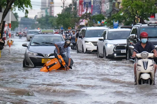 Người dân TP.HCM nâng nhà 2 m vẫn chịu cảnh ngập nước khi triều cường-1
