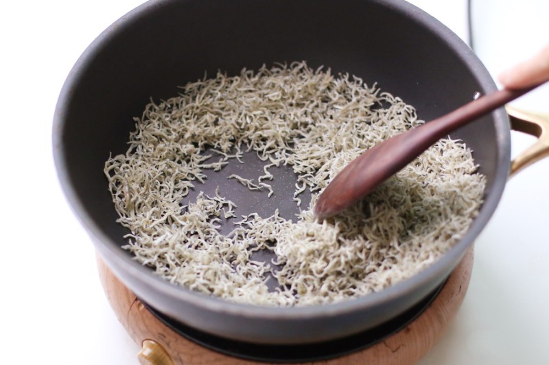 Cá cơm rim mặn ngọt: Ngon bổ rẻ, trời lạnh ăn cùng cơm thì quá chuẩn-3